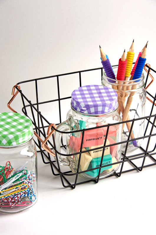 Cesta con colores regalos para invitados