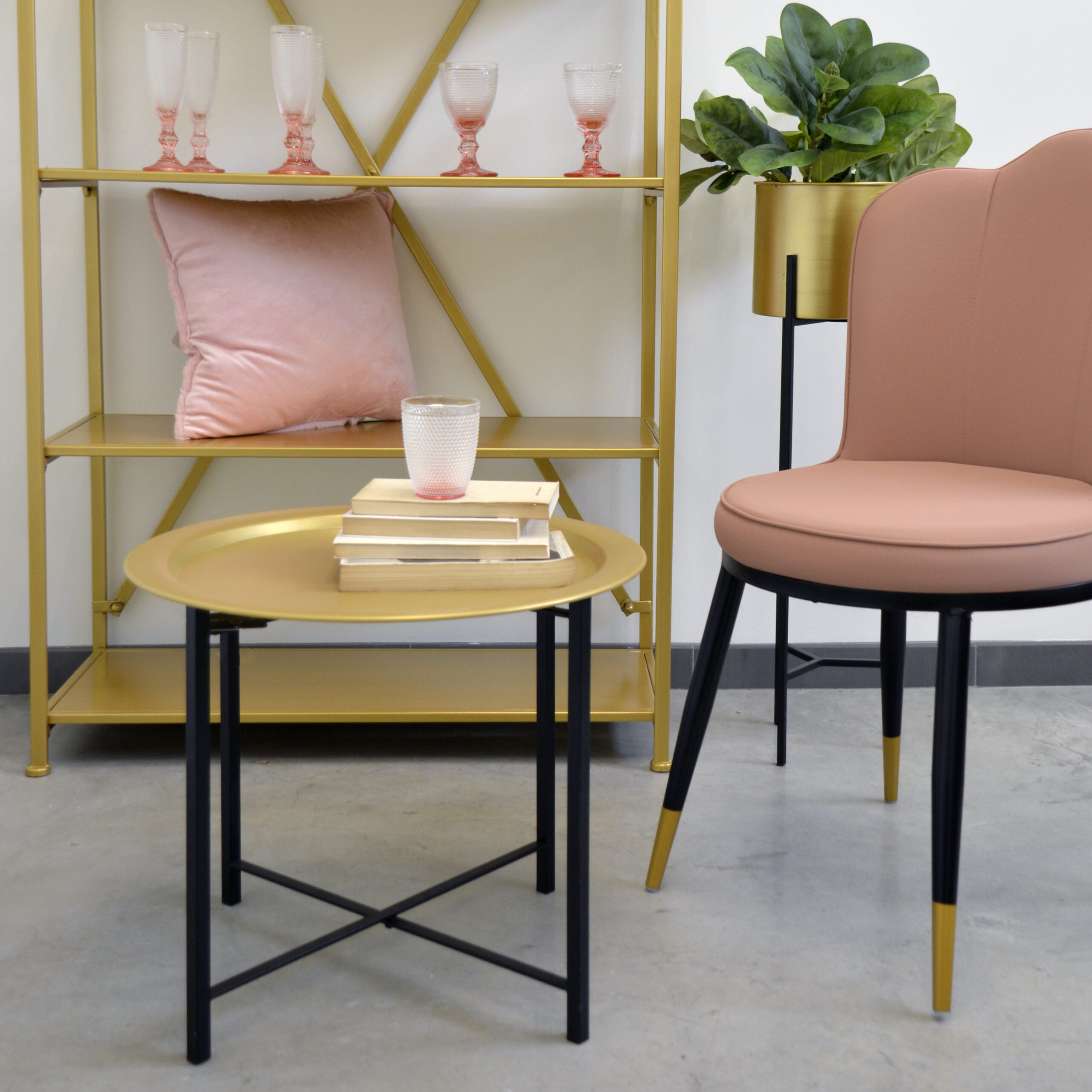 Mesa auxiliar dorada