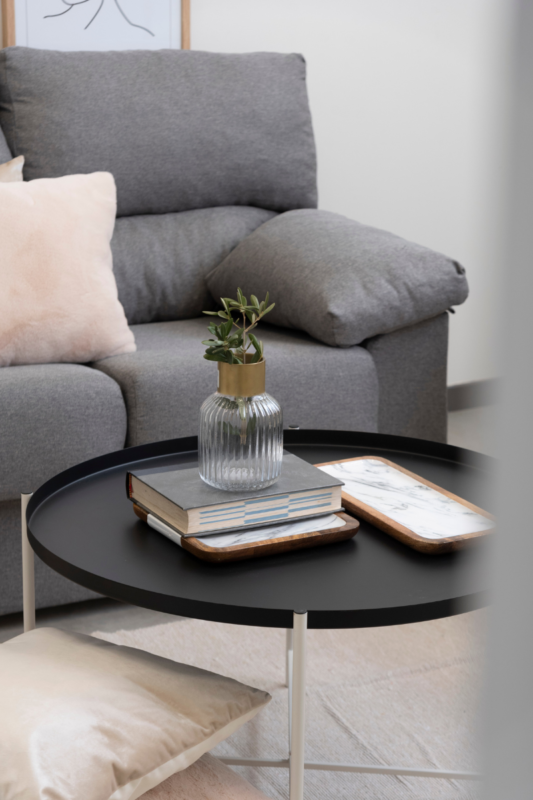 Mesa redonda negra: tendencias decoración invierno 2022